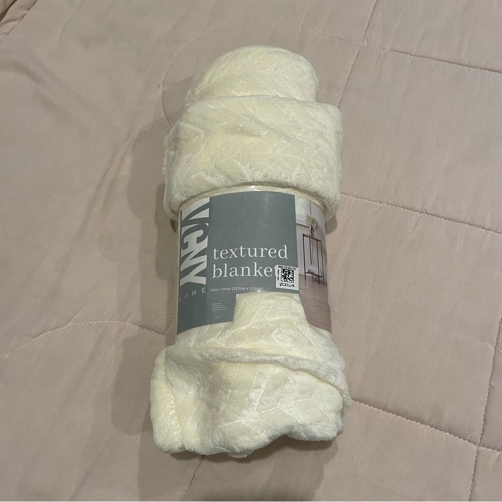 NEW VCNY Textured Blanket 50"× 60"